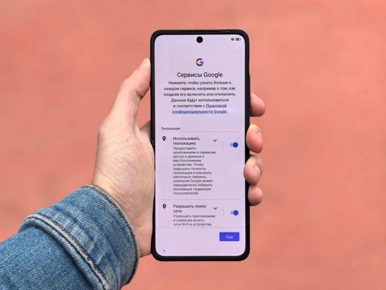 пользователь настраивает интерфейс Android