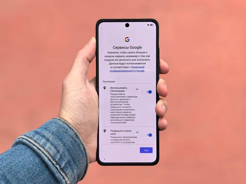 пользователь настраивает интерфейс Android