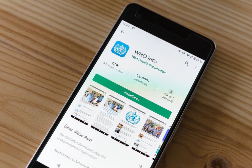 смартфон на платформе Android на столе