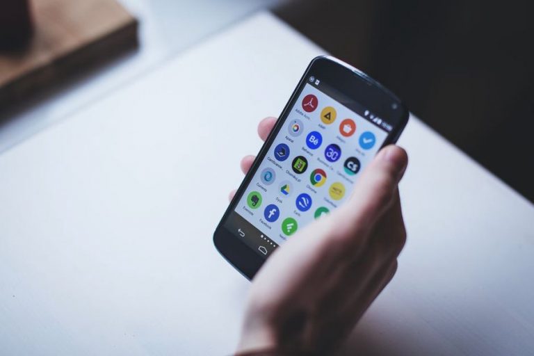 смартфон с запущенным приложением мультимедийного плеера