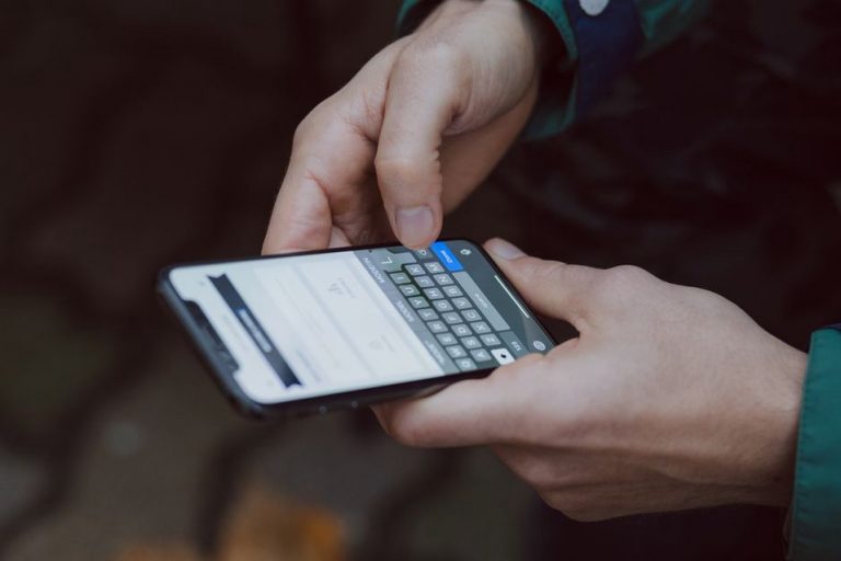 пользователь настраивает клавиатуру на смартфоне