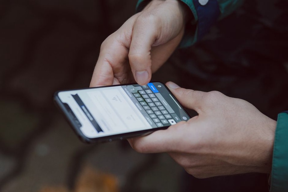 пользователь настраивает клавиатуру на смартфоне