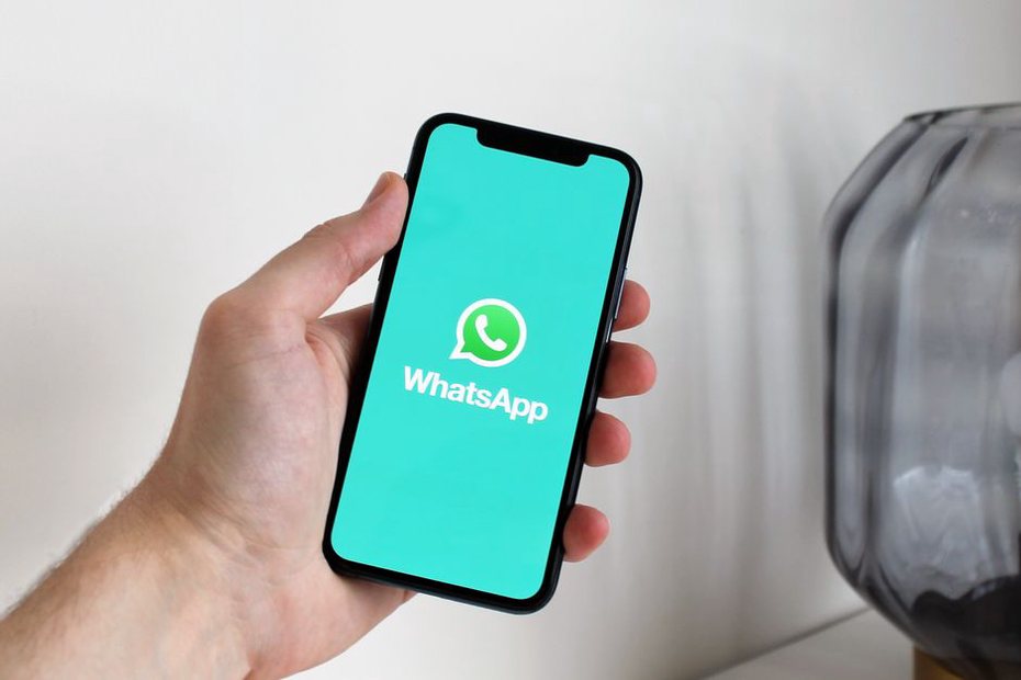 человек использует мессенджер на смартфоне