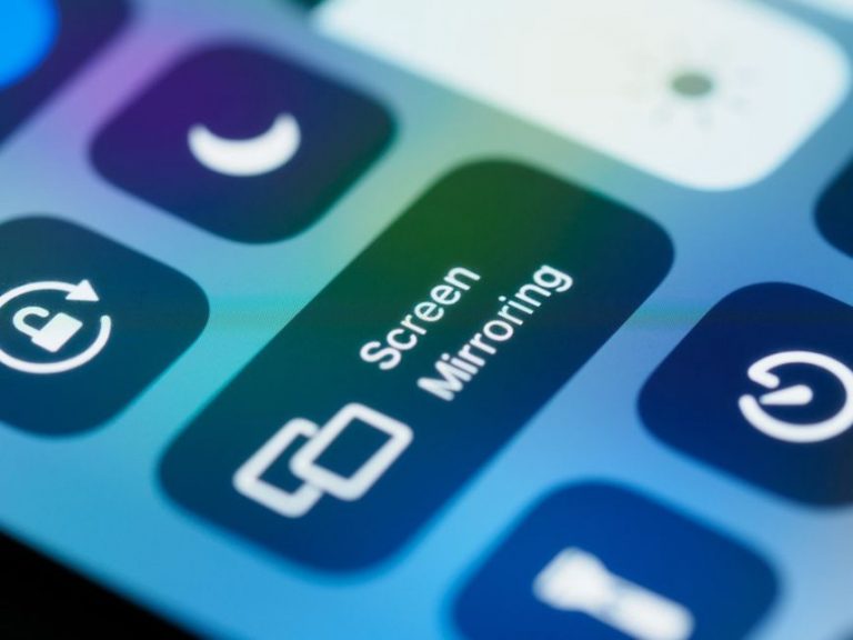 пользователь настраивает яркость экрана смартфона