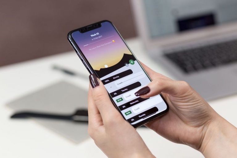 приложение для управления задачами на экране смартфона