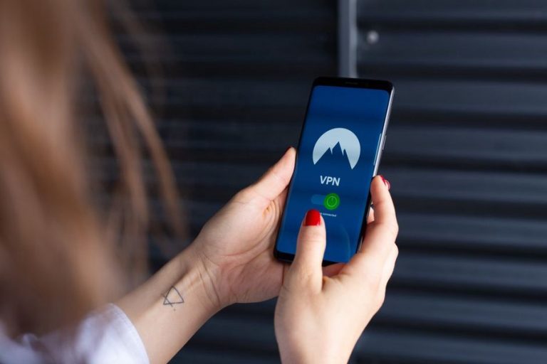 интерфейс приложения VPN на экране смартфона