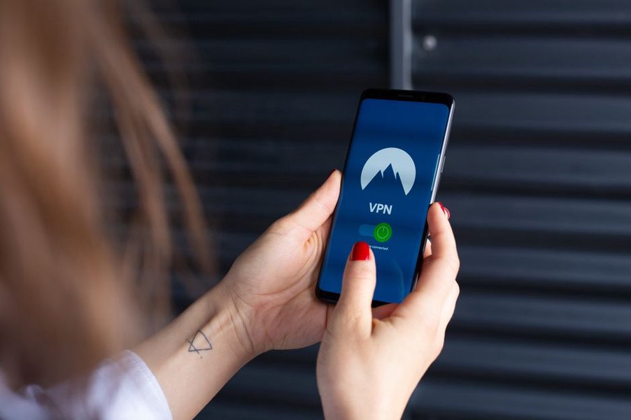 интерфейс приложения VPN на экране смартфона