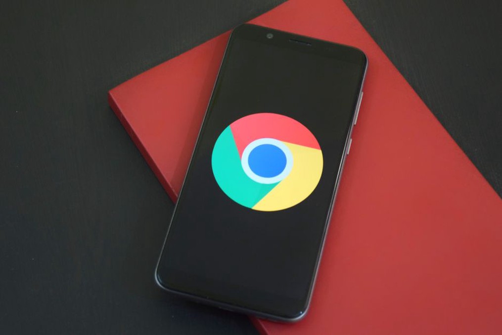смартфон с иконками различных браузеров