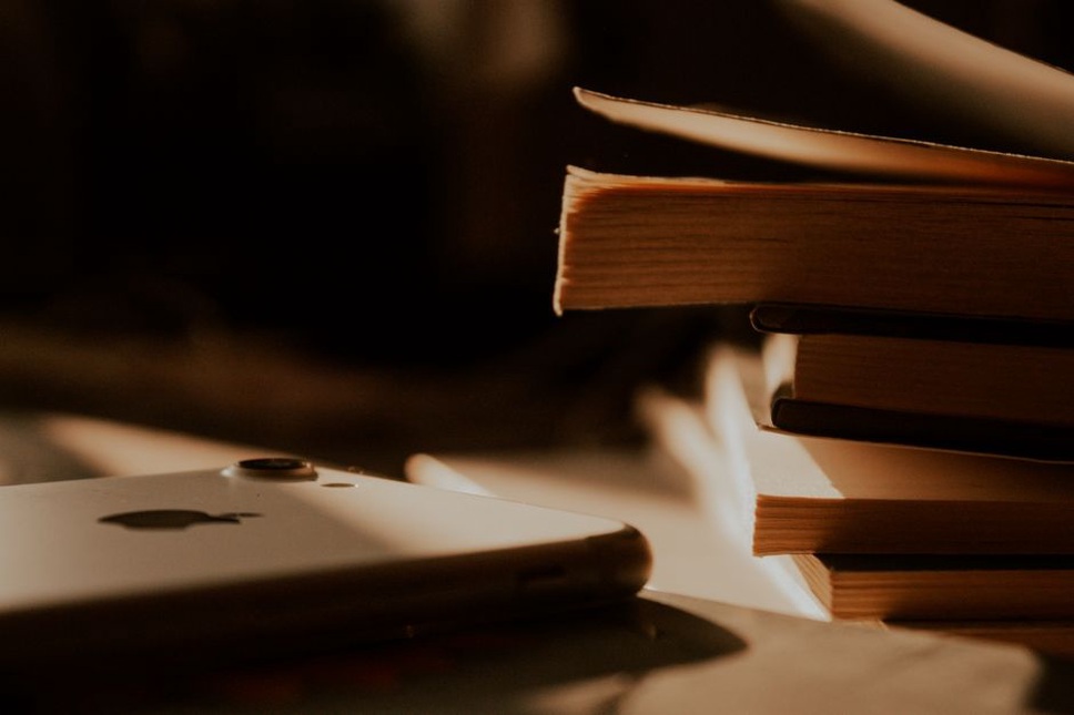 стопка книг со смартфоном сверху