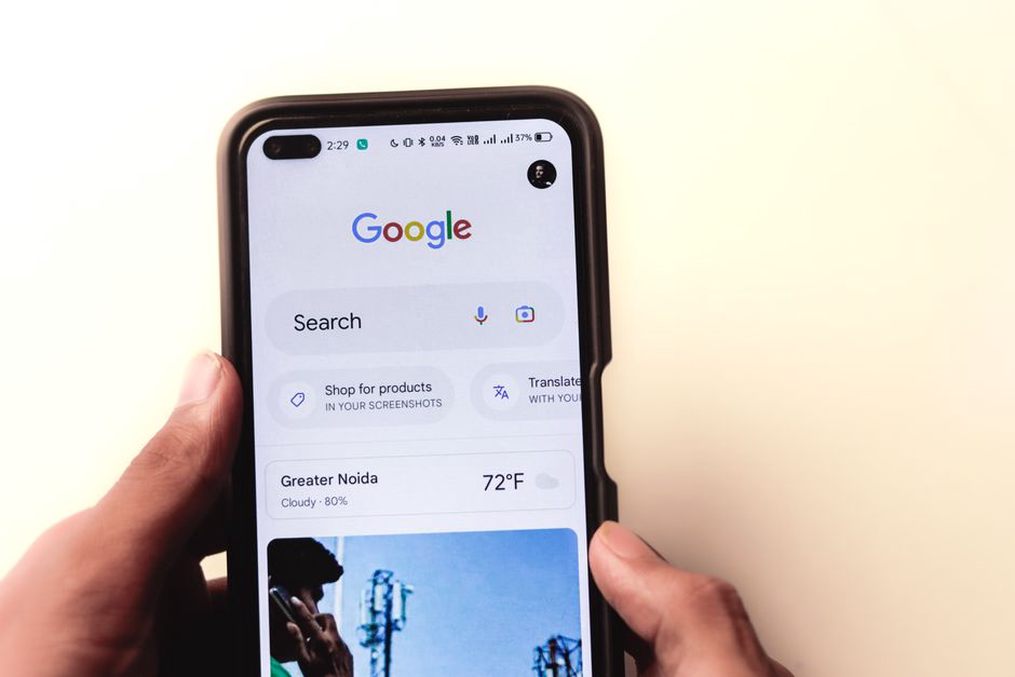 пользователь настраивает параметры браузера на Android