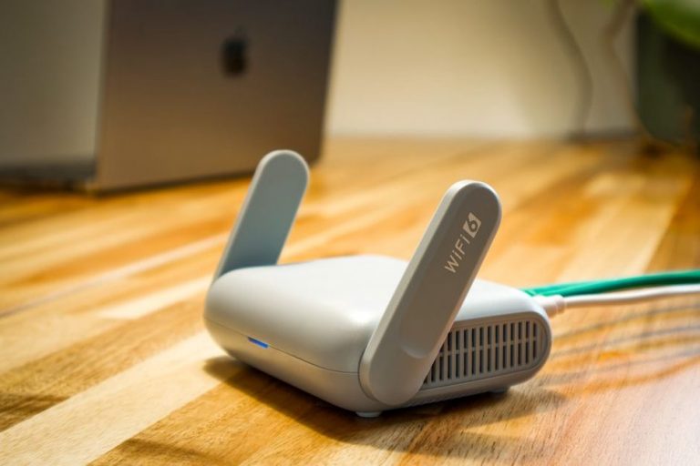 Настройки Wi‑Fi на смартфоне рядом с роутером