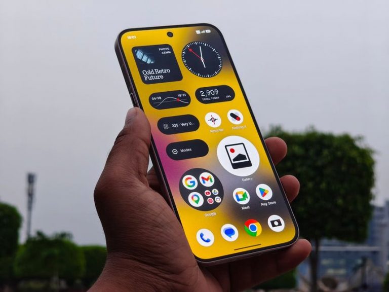 Упорядоченный главный экран Android с полезными виджетами