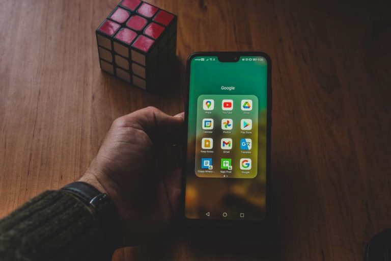 Главный экран смартфона с календарём и погодой