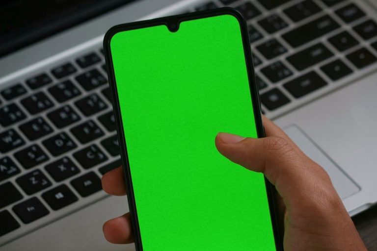 Набор сообщения на смартфоне одной рукой