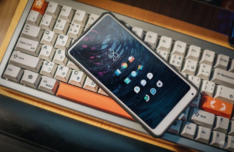 Набор сообщения на смартфоне с русской раскладкой