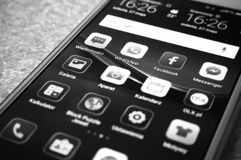 Несколько мессенджеров на экране Android-смартфона