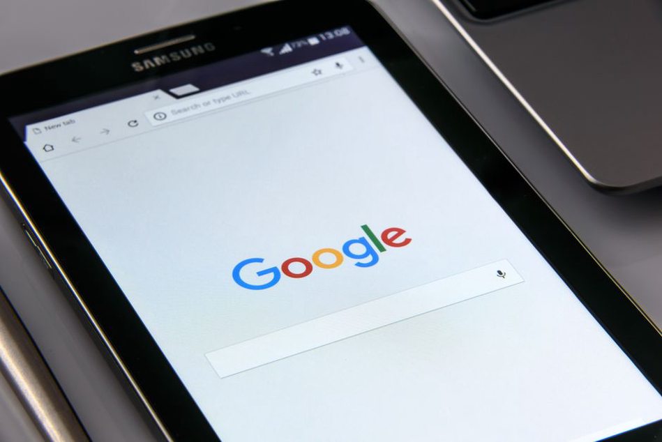 браузер на смартфоне с открытыми расширениями
