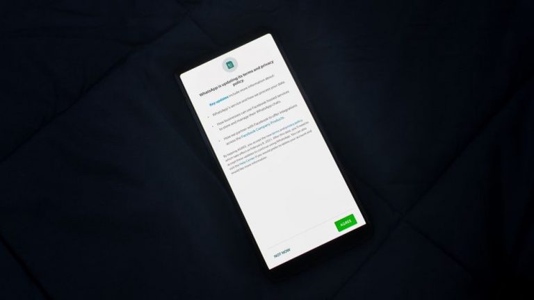 экран с обновлением приложений на смартфоне