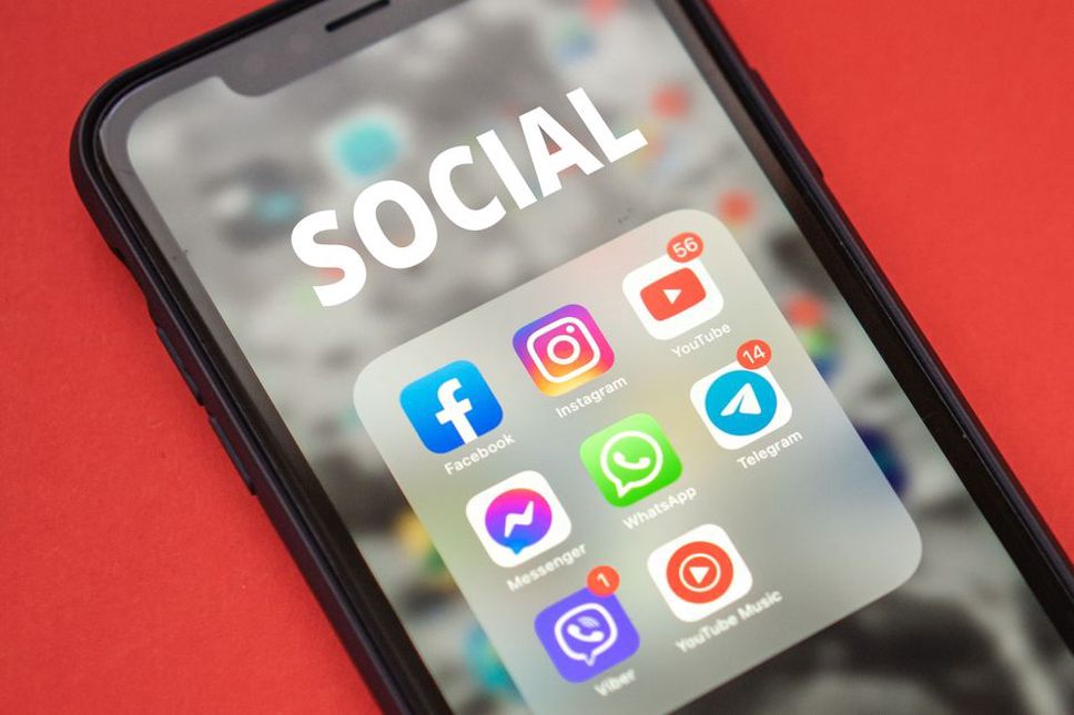 смартфон с открытым приложением Viber