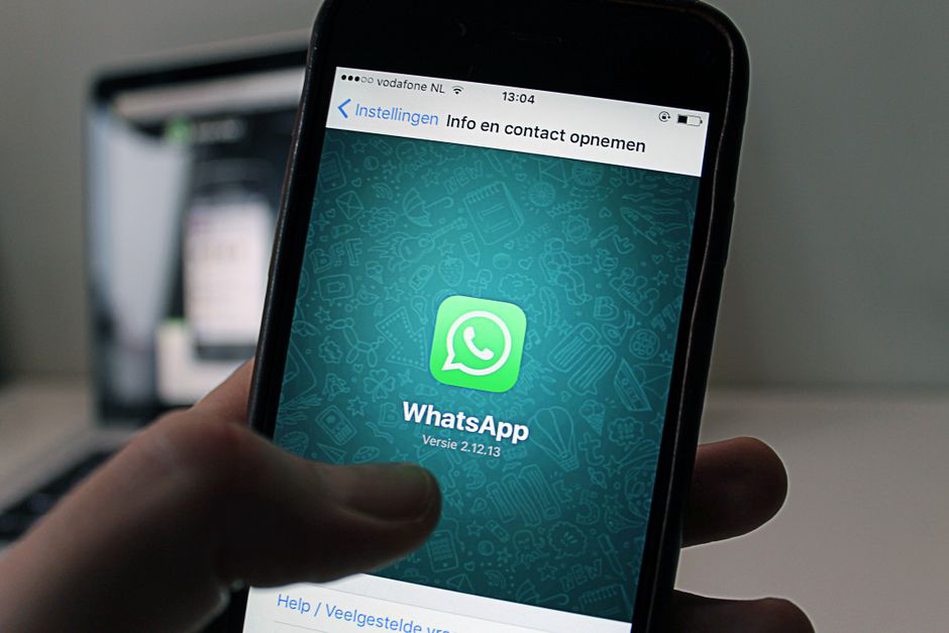 экран смартфона с чатом в WhatsApp