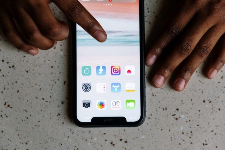 план публикаций об Android рядом со смартфоном
