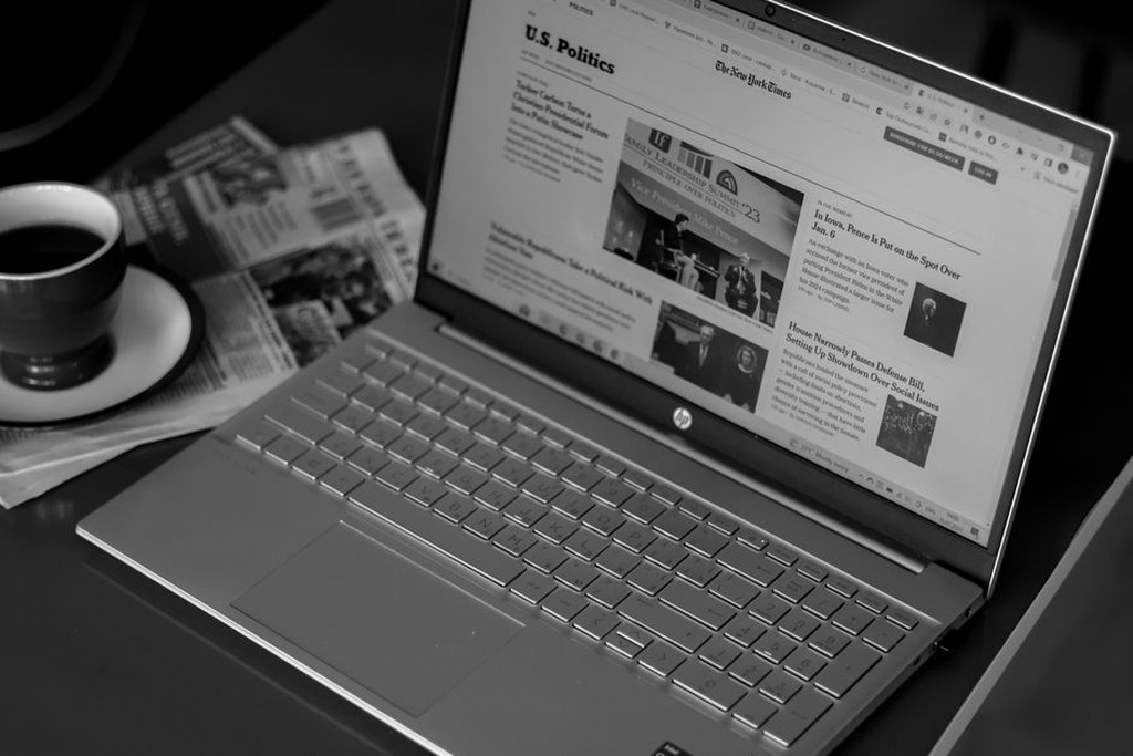 Редактор сверяет заголовок с материалом о смартфоне