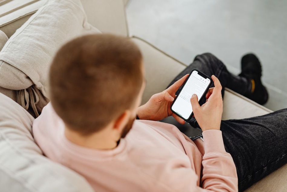 Читатель выбирает игру на экране смартфона