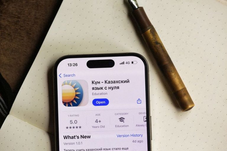 урок иностранного языка открыт на смартфоне