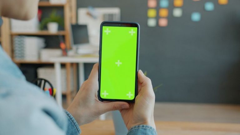 пользователь прослушивает содержимое страницы на смартфоне