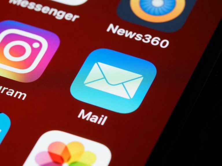 письмо об обновлении приложения открыто на смартфоне