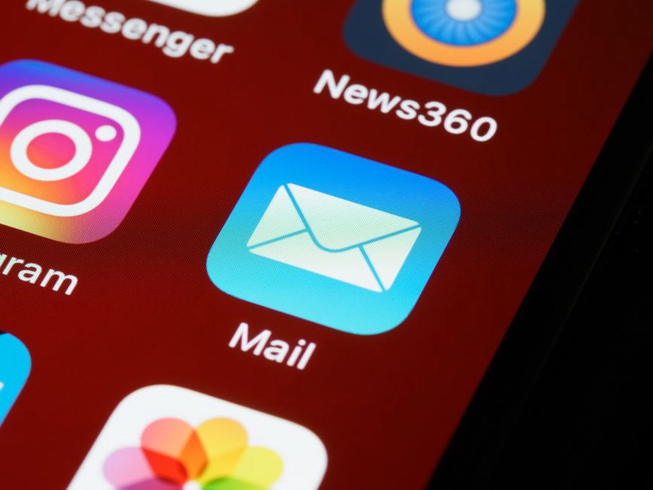 письмо об обновлении приложения открыто на смартфоне