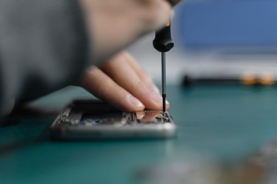 Мастер сверяет условия работы с заявкой клиента