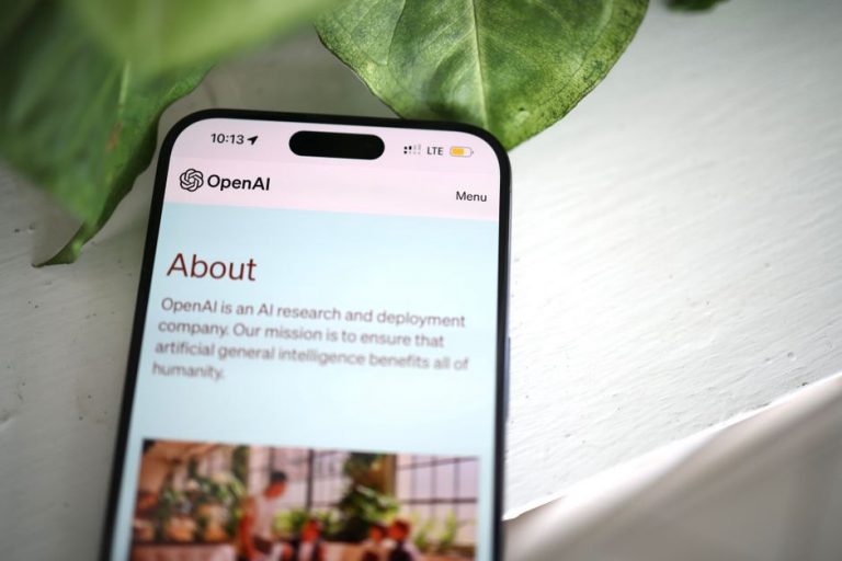 раскрытое меню сайта на экране смартфона